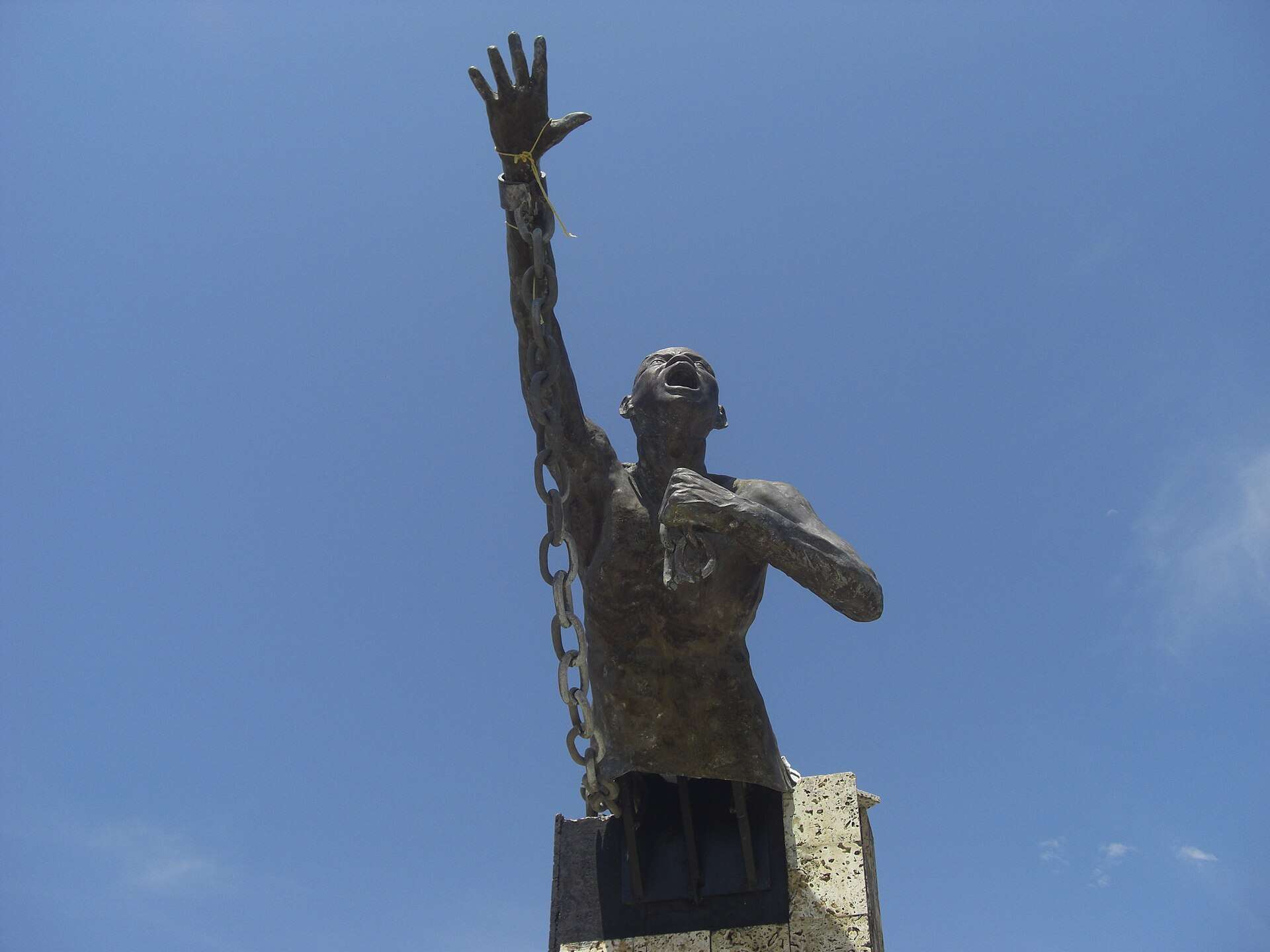 The Benkos Biohó monument on Palenque's plaza