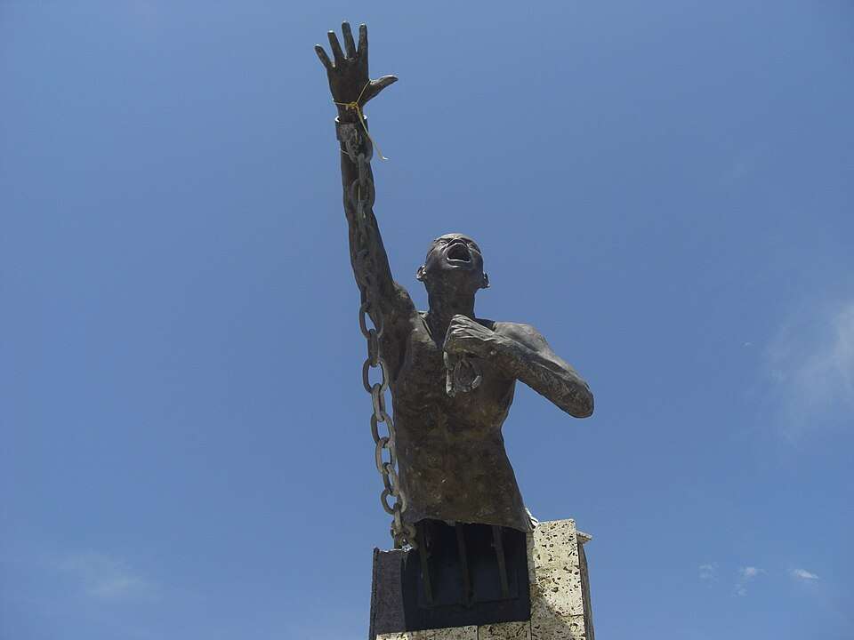 The Benkos Biohó monument on Palenque's plaza